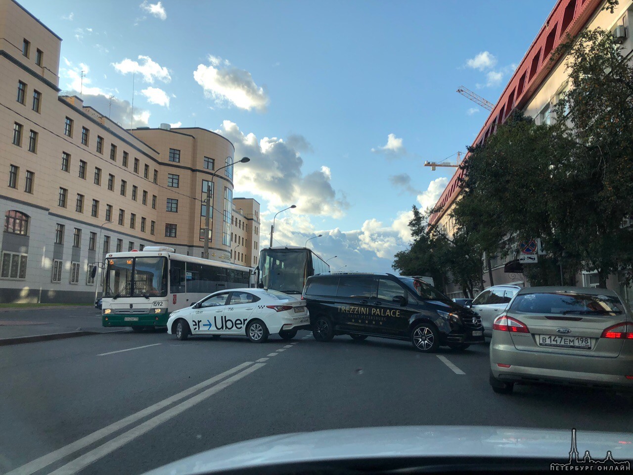 Такси и развозка отеля удачно встали на Уральской после поворота к мосту Бетанкура, Пробке, скорее в...