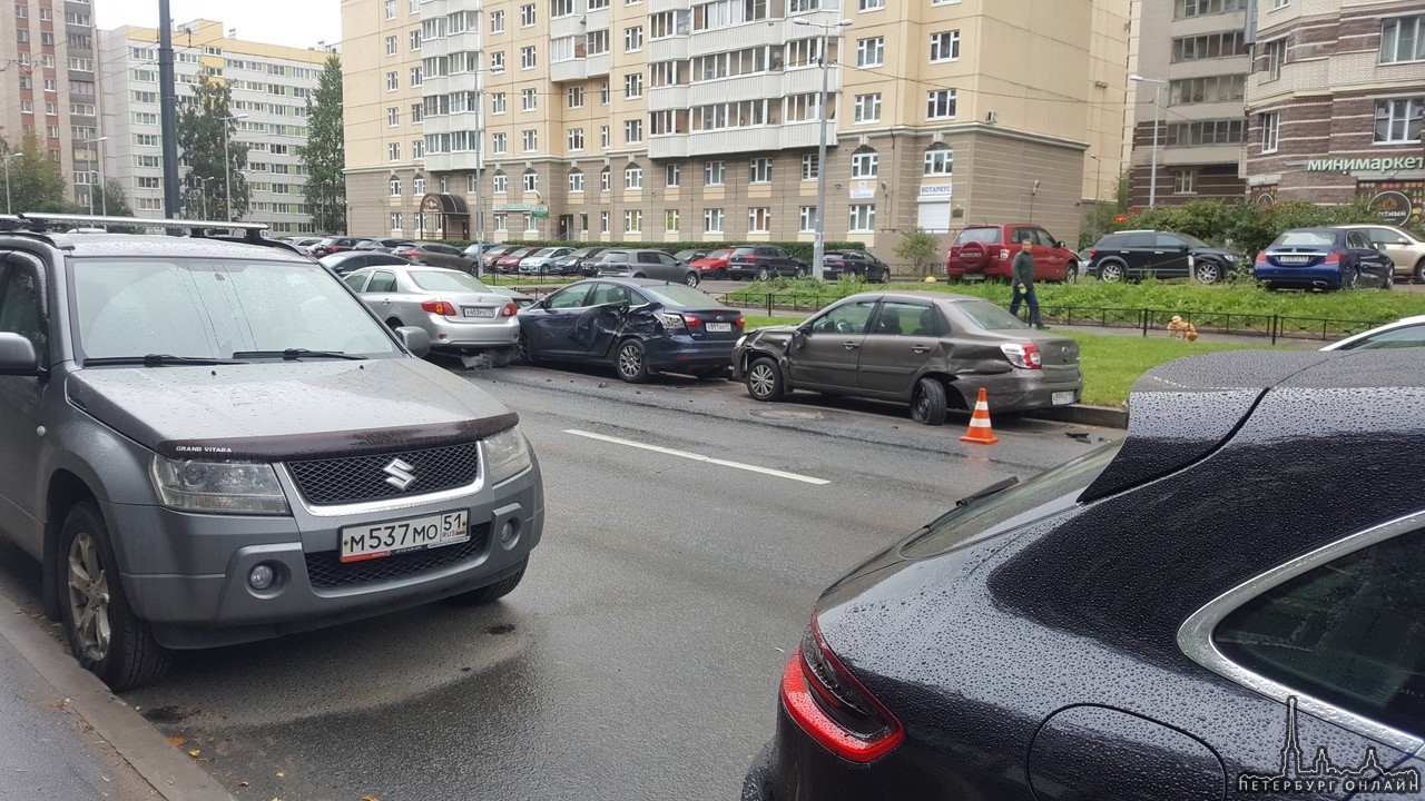 На улице Есенина 15к1 Toyota Corolla снесла 3 припаркованых автомобиля Datsun гранта, Ford focus и S...