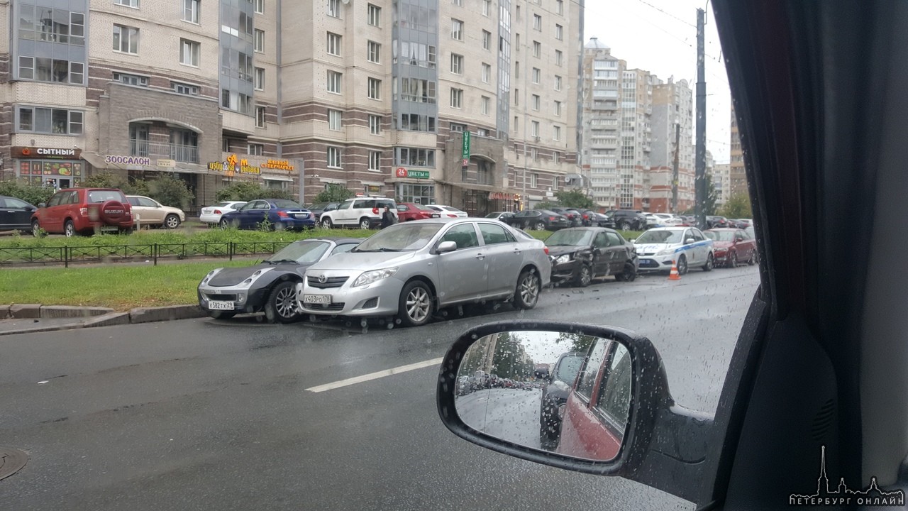 На улице Есенина 15к1 Toyota Corolla снесла 3 припаркованых автомобиля Datsun гранта, Ford focus и S...