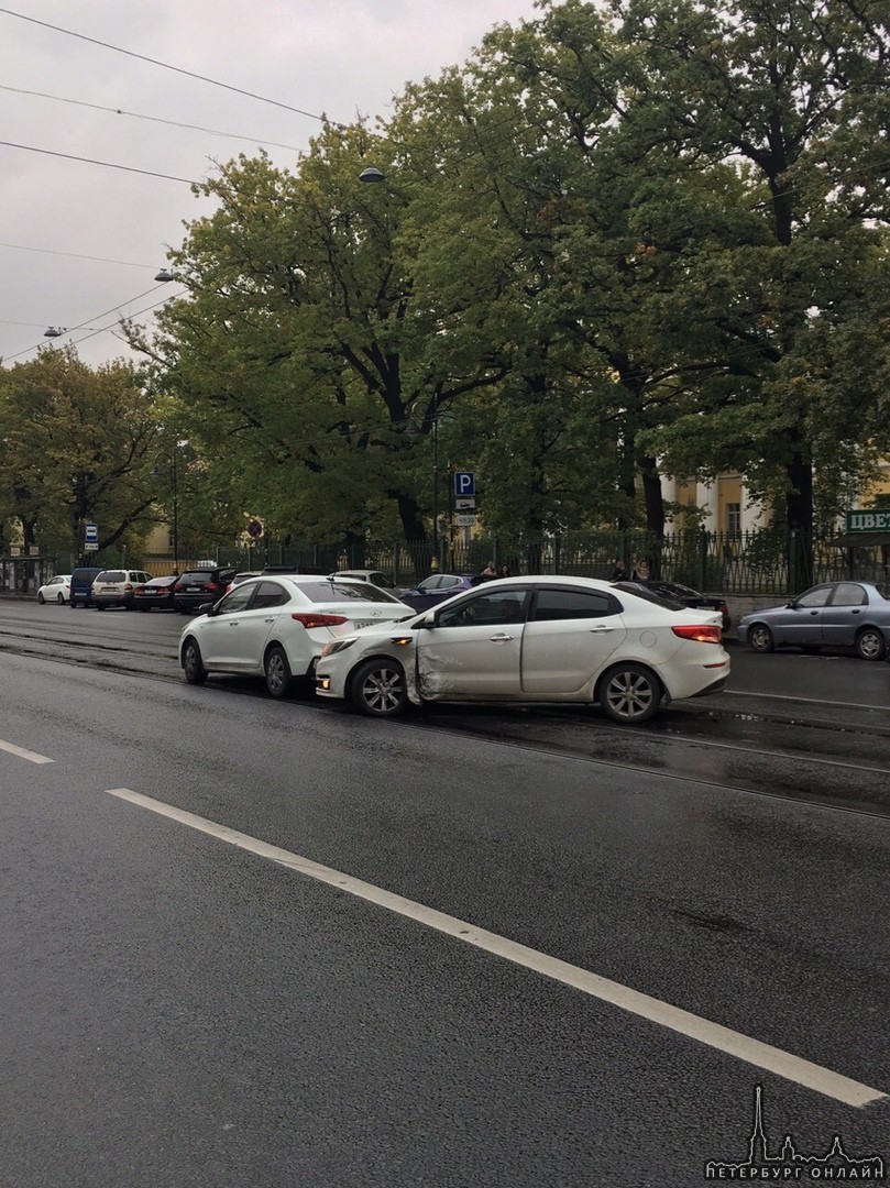 Киа и Hyundai остановили трамваи на Литейном проспекте напротив Мариинской городской больницы.