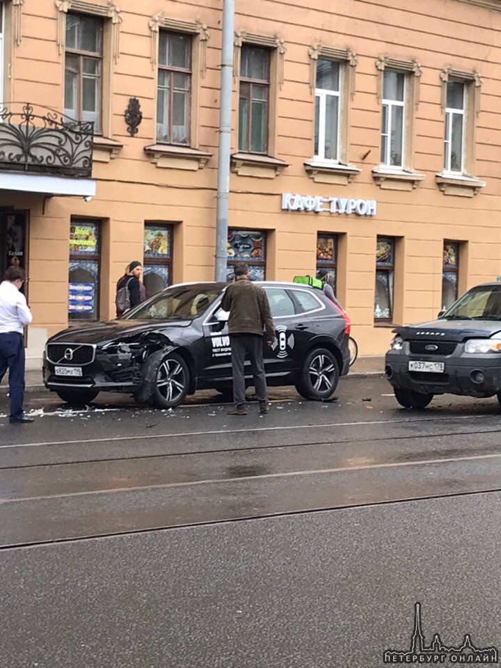 На Садовой 70, неожиданно прошёл краш тест для новенького Volvo.