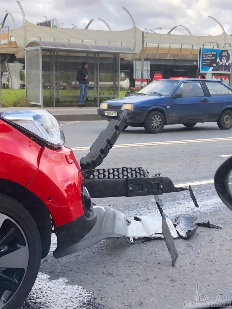 Авария между БМВ и Киа на Кубинской улице рядом с Ленинским проспектом.