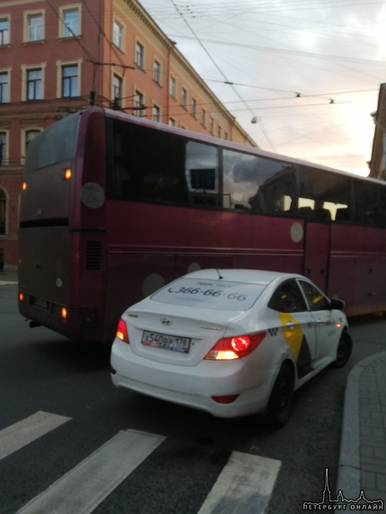 Поворачивая направо с Казанской на Гороховую автобус прижал такси и занял половину Гороховой.
