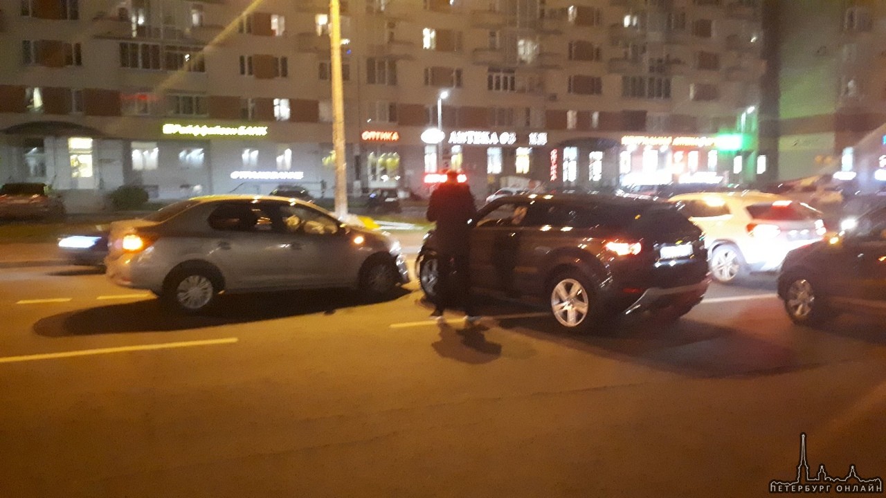 Час назад произошел сочный "бах" на Малой Балканской. Лэнд Ровер выезжал с парковки Окея.
