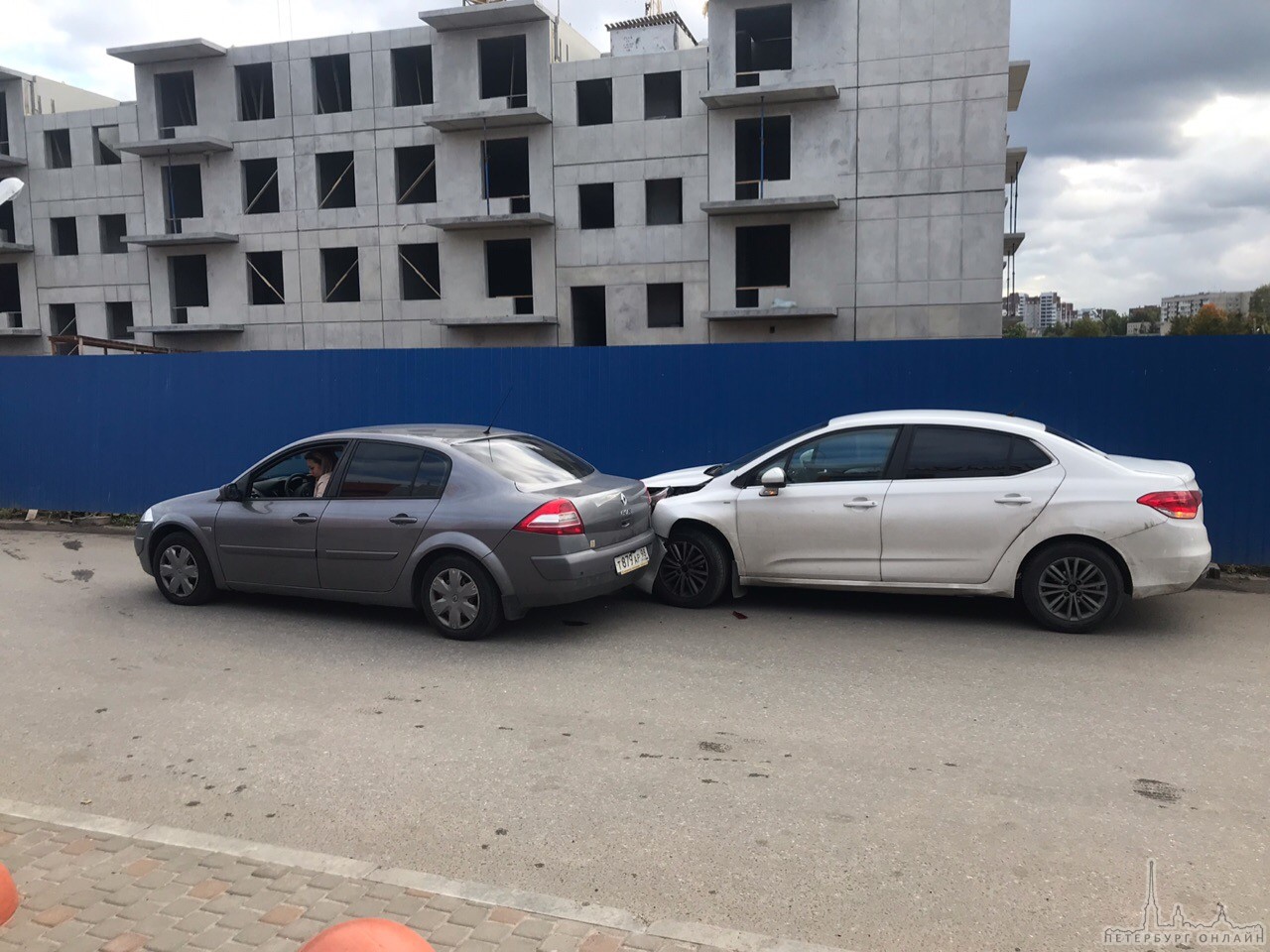 Ищу свидетелей дтп сегодня в Гатчине у Кубуса, в районе 15:30. Девушка за рулем Renault Меган сдавая за...