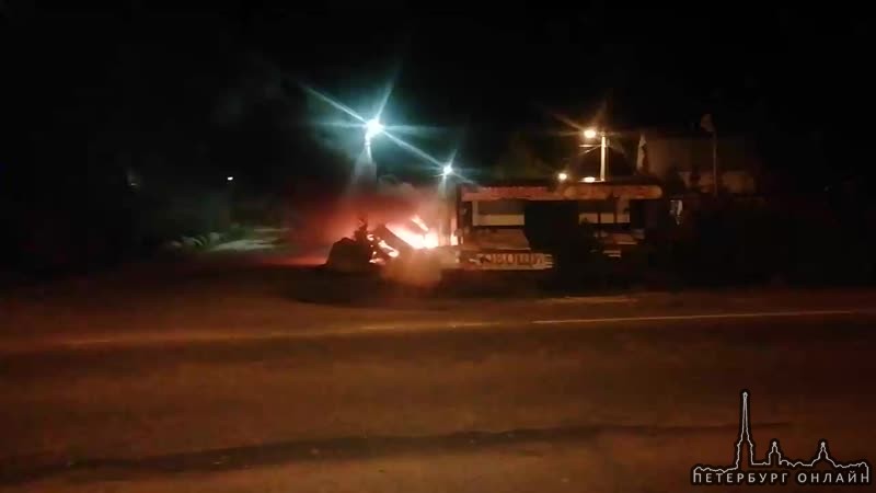 В деревне Глинка, Тосненского района, горит легковая машина. ДПС на месте. Причина возгорания неиз...