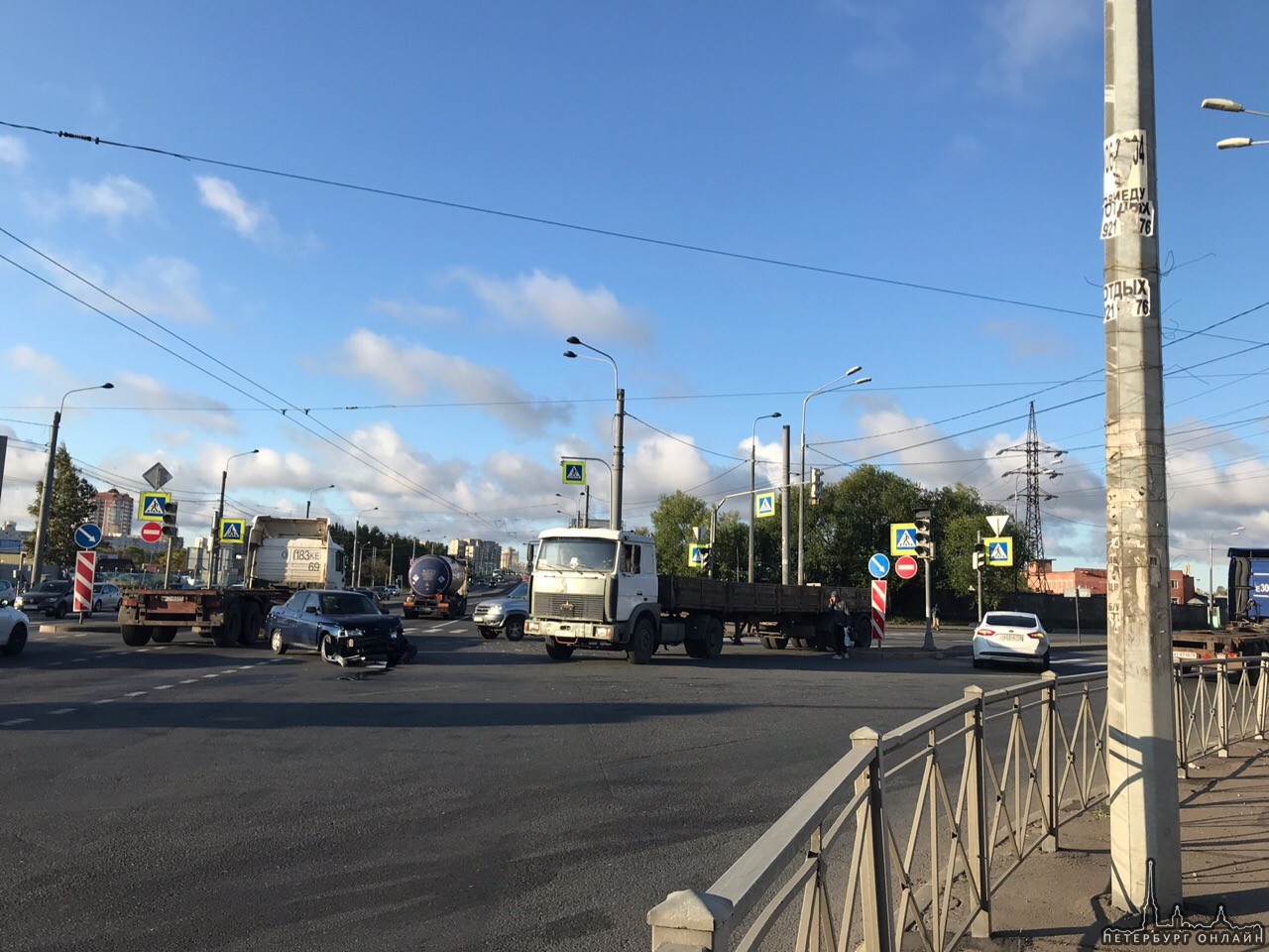 На перекрёстке Кронштадтской и Маршала Жукова причиной ДТП МАЗа и Десятки стал неисправный светофор ...