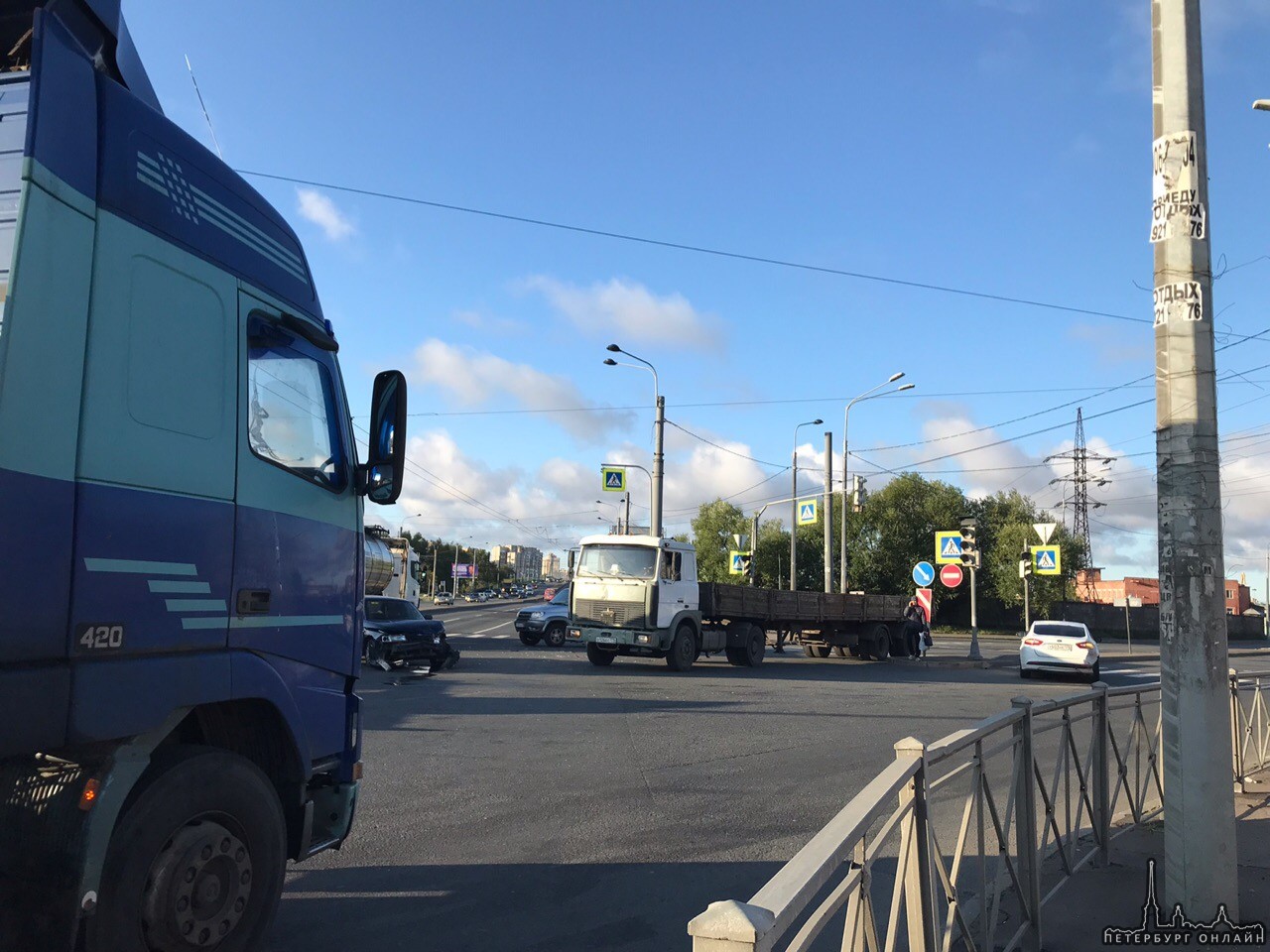 На перекрёстке Кронштадтской и Маршала Жукова причиной ДТП МАЗа и Десятки стал неисправный светофор ...