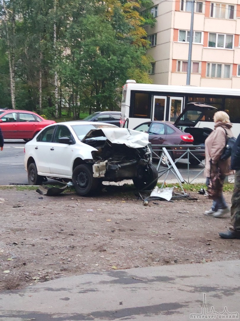 На Демьяна Бедного водитель на Пололседан влетел в 93 автобус, информации о пострадавших нет.