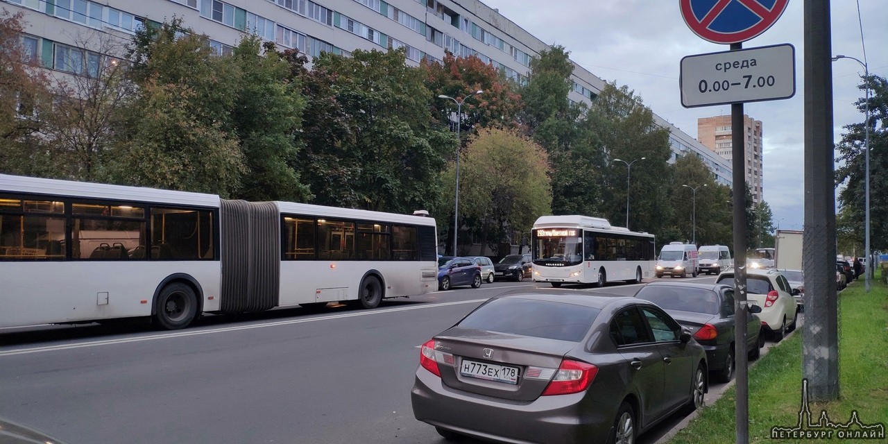 На Демьяна Бедного водитель на Пололседан влетел в 93 автобус, информации о пострадавших нет.