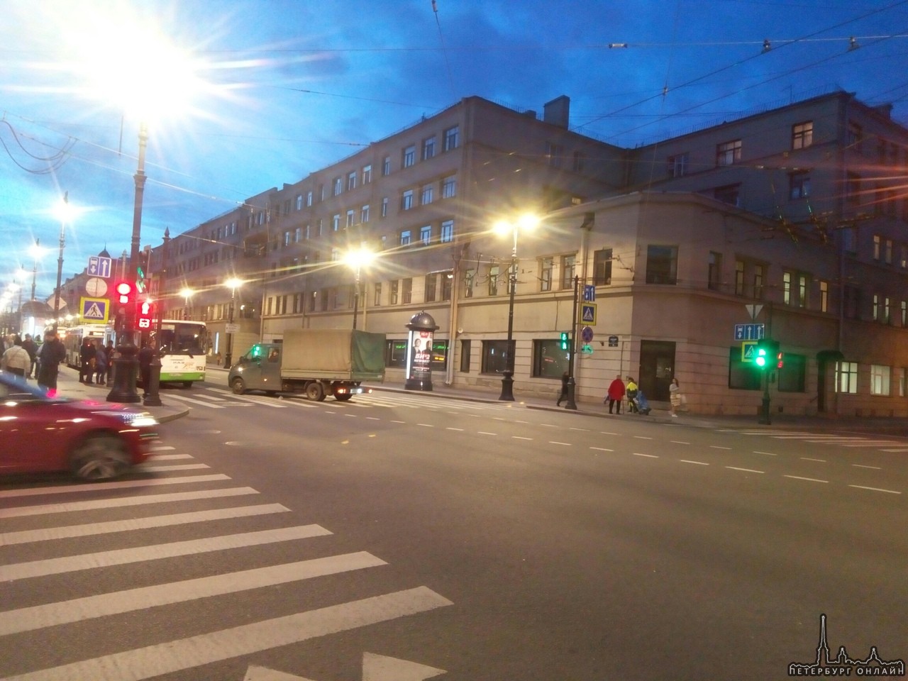 На Невском проспекте в 19:30 встал весь общественный транспорт от Суворовского проспекта до Полтавск...
