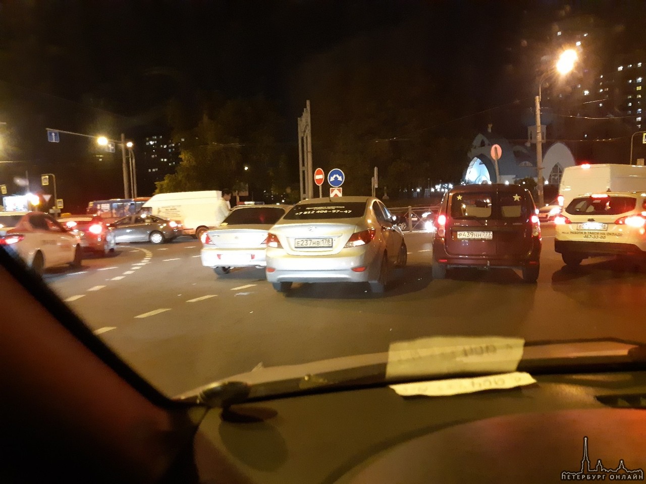 Два водителя стукнулись на Кронштадтской площади, где поворот на Ленинский в сторону метро. Solaris ...