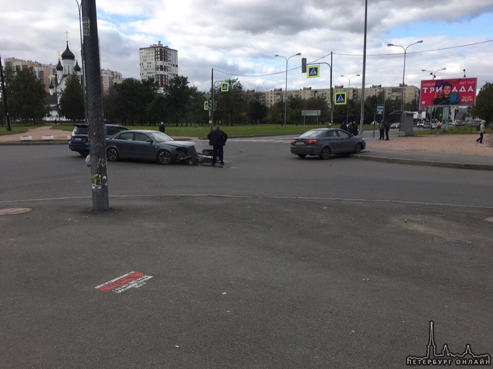 Водитель Audi не убедился в безопасности манёвра на перекрестке Антонова Овсеенко и Искровского...
