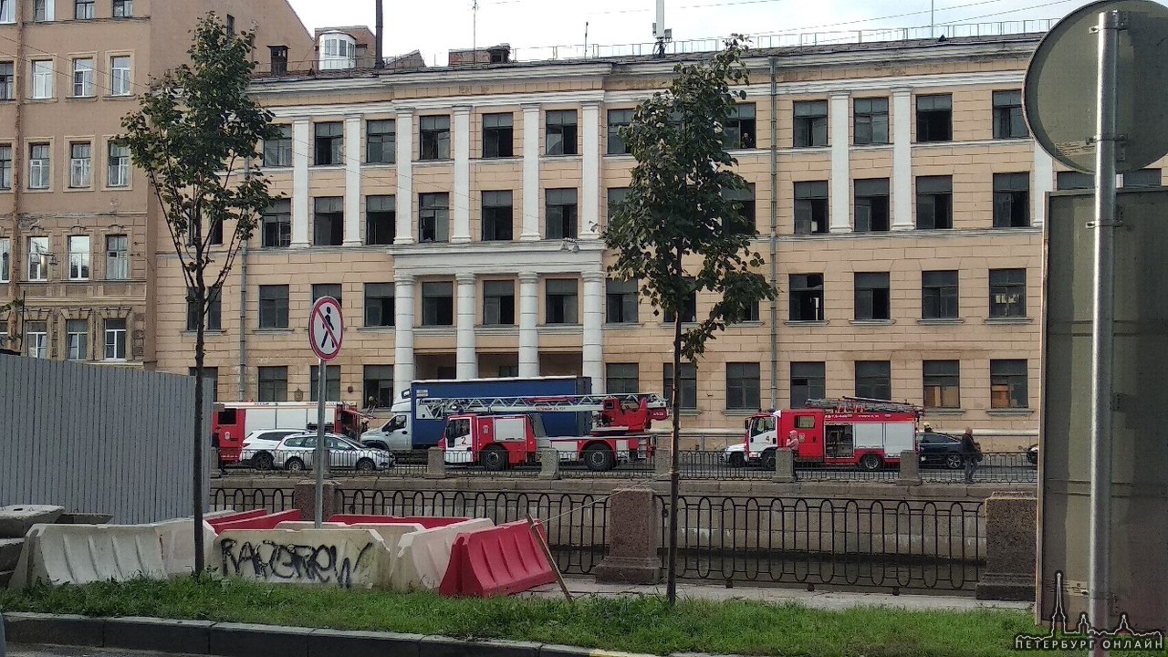 Снова горит ПТУ на Римского-Корсакова 69, на последнем этаже 2 человека