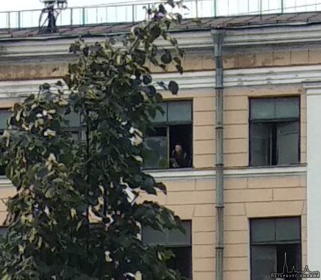 Снова горит ПТУ на Римского-Корсакова 69, на последнем этаже 2 человека