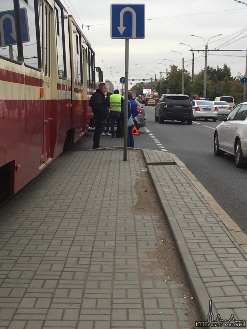 Трамваи на Бухарестской в сторону Салова встали. Дама не победила трамвай