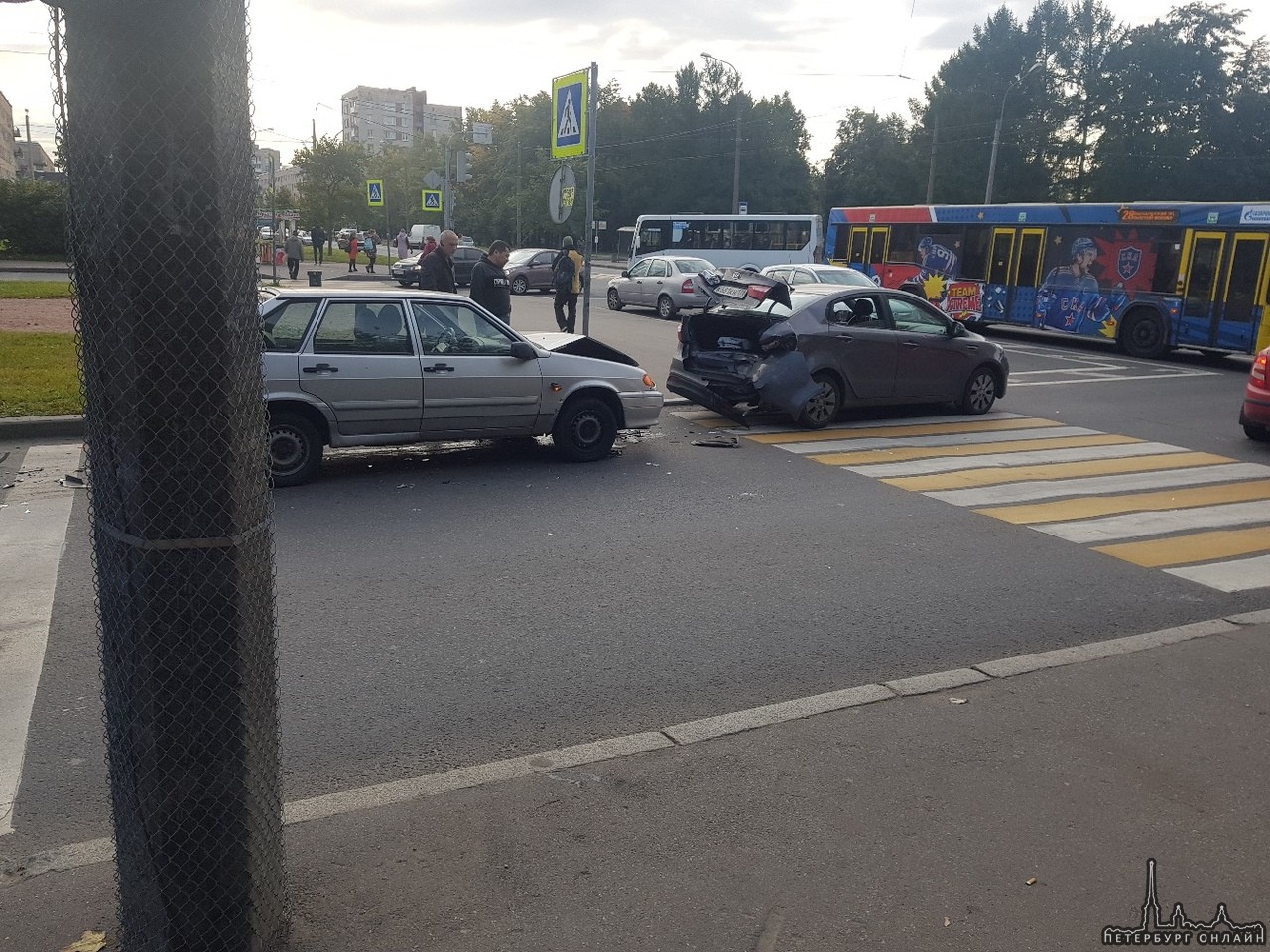 На пересечении Замшиной улицы и проспекта Металлистов в 9.35 на повороте столкнулись две машины.