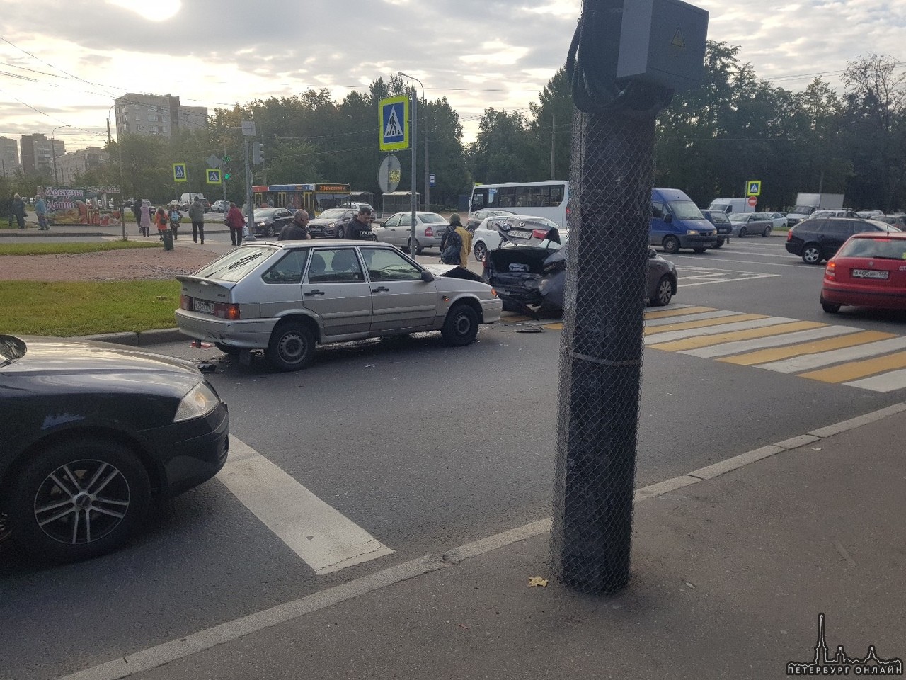 На пересечении Замшиной улицы и проспекта Металлистов в 9.35 на повороте столкнулись две машины.