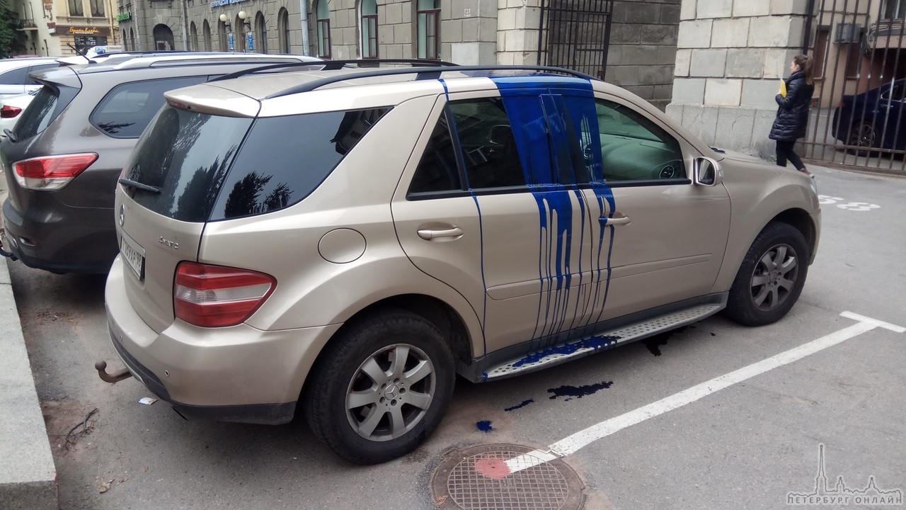 Припаркованный у дома 27 по Каменноостровскому пр. автомобиль Mercedes стал жертвой вандалов. Причин...