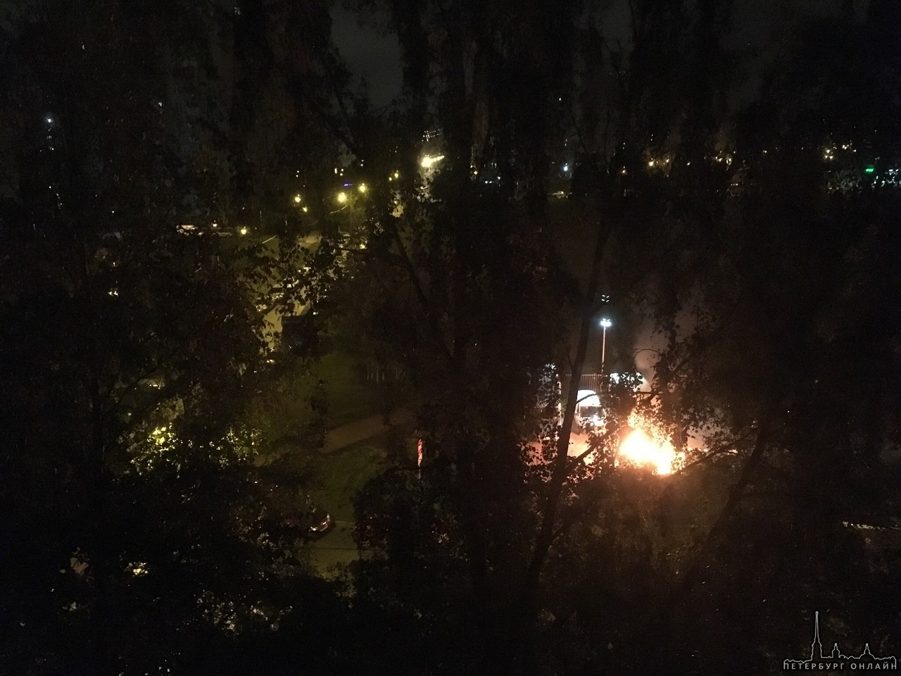 Ночью в 2:00 на Пловдивской у дома 6 на стоянке хлопнул и загорелся автомобиль. Сотрудники стоянки...