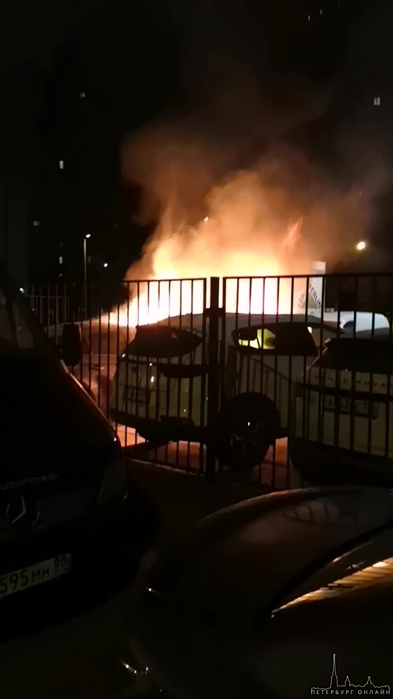 Ночью в 2:00 на Пловдивской у дома 6 на стоянке хлопнул и загорелся автомобиль. Сотрудники стоянки...