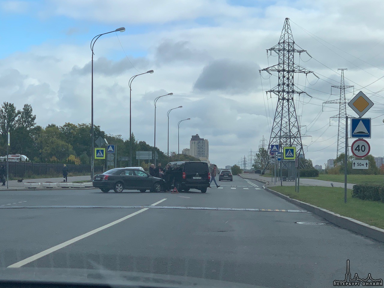 Выезд с улицы Катерников на боковой проезд Петергофского шоссе не получился