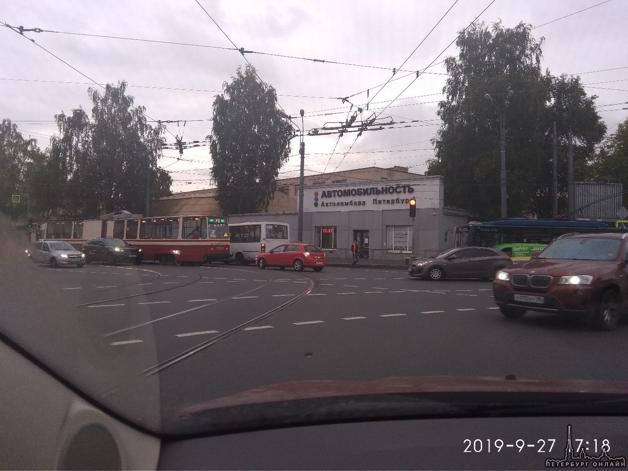 На Новочеркасском проспекте у дома 1 Движение перекрыто полностью трамваем, маршруткой и опелем