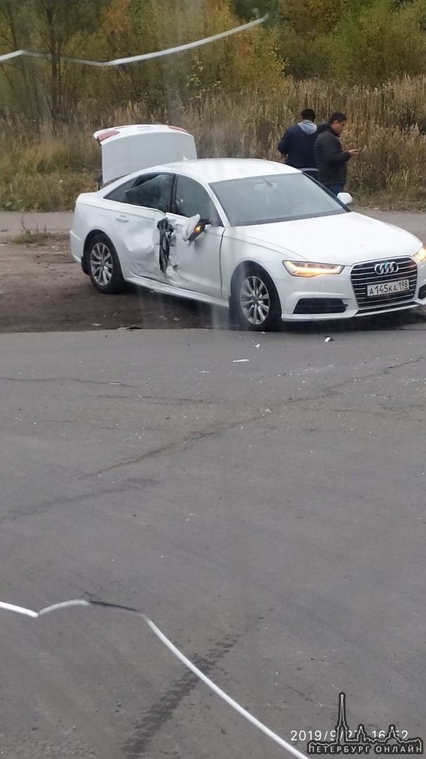 Со второстепенной Audi на Дорога к Металлострою влетелв под валюшу.