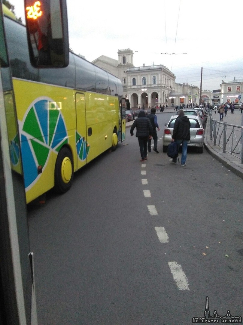 У площади Балтийского вокзала жёлтый автобус подрезал рейсовый троллейбус. Вышли два мужчины и хотел...