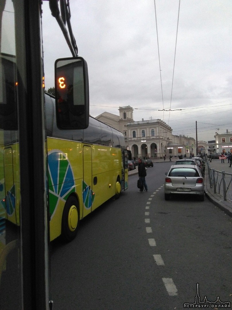 У площади Балтийского вокзала жёлтый автобус подрезал рейсовый троллейбус. Вышли два мужчины и хотел...