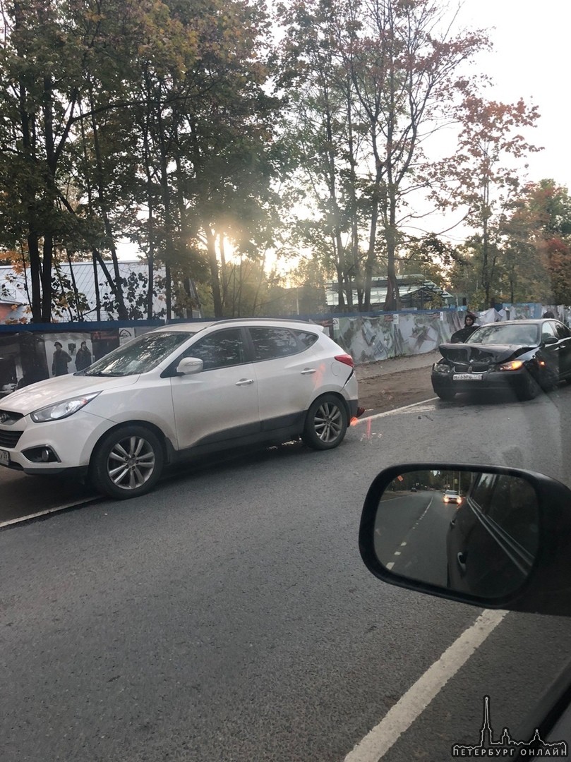 Во Всеволожске, на Колтушском шоссе BMW догнала Hyundai, без пострадавших.