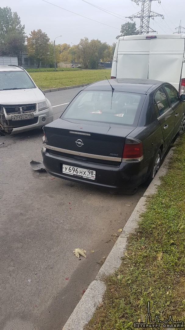Suzuki Грант Витара с громким хлопком влетела в припаркованные автомобили на улице Щелгунова. Оот С...