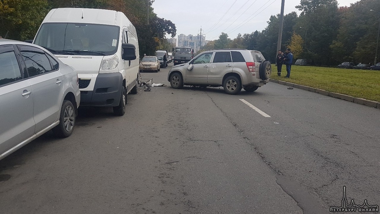 Suzuki Грант Витара с громким хлопком влетела в припаркованные автомобили на улице Щелгунова. Оот С...