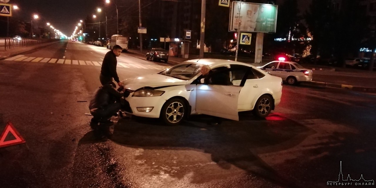 Сегодня ночю случилось авария у меня на проспект Большевиков и пересечение ул Подвойского. Примерно...