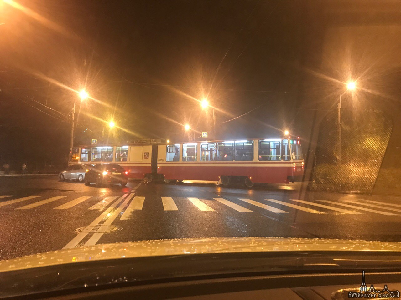 Автомобиль попал под трамвай на перекрёстке проспекта Ветеранов и улицы Летчика Пилютова.