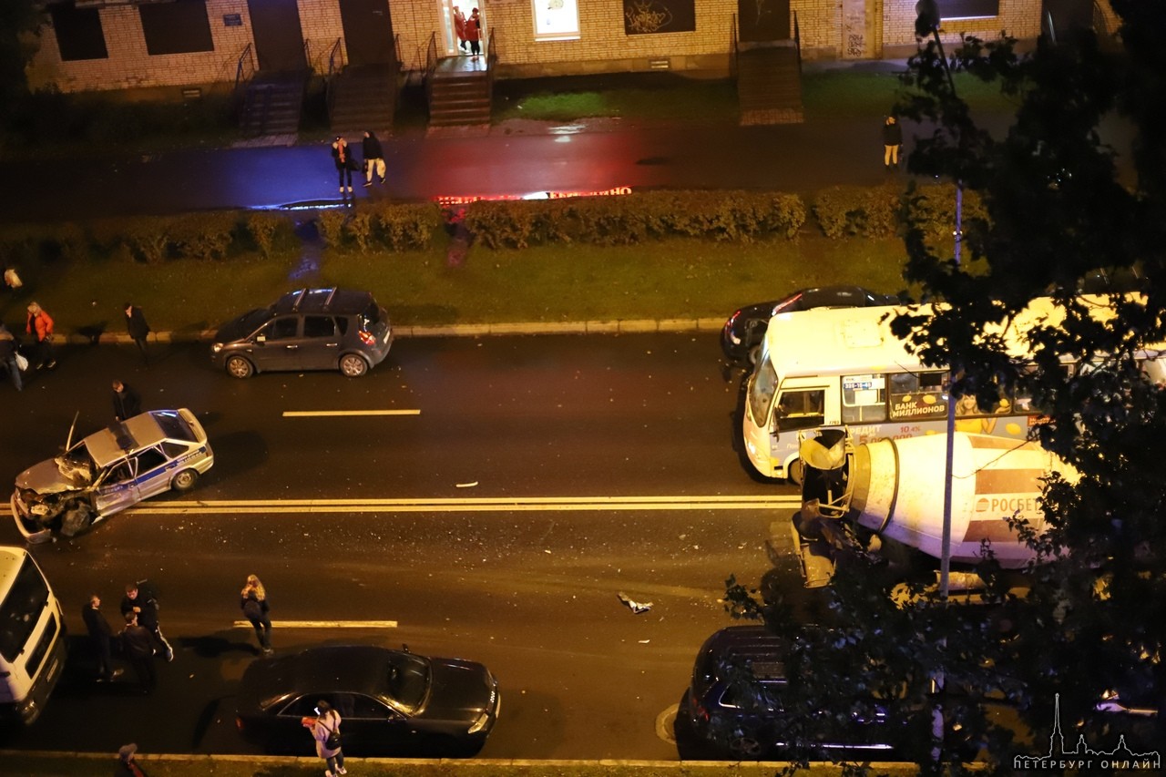 На Лени Голикова столкнулись машина полиции и бетономешалка.