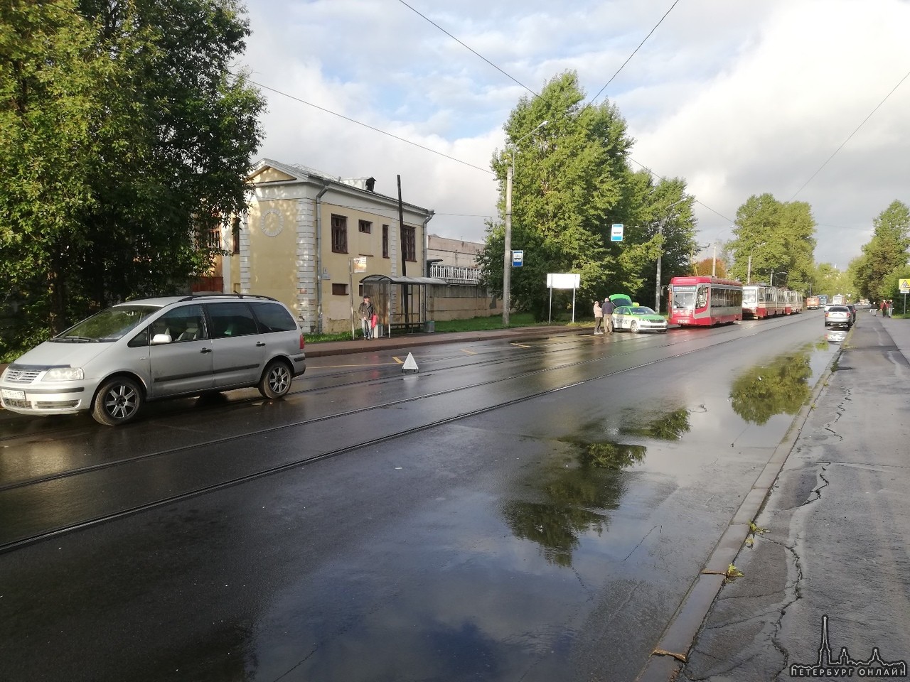 На улице Жукова у перекрестка с Феодосийской столкнулись такси и volkswagen. Трамваи в сторону Нов...