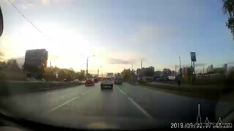 Видео аварии, которая произошла сегодня в 7 утра на Перекрестке Московского шоссе и Дизельного проез...