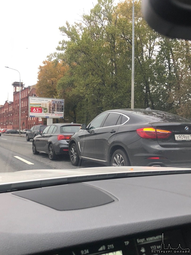 BMW догнал BMW на Свердловской набережной