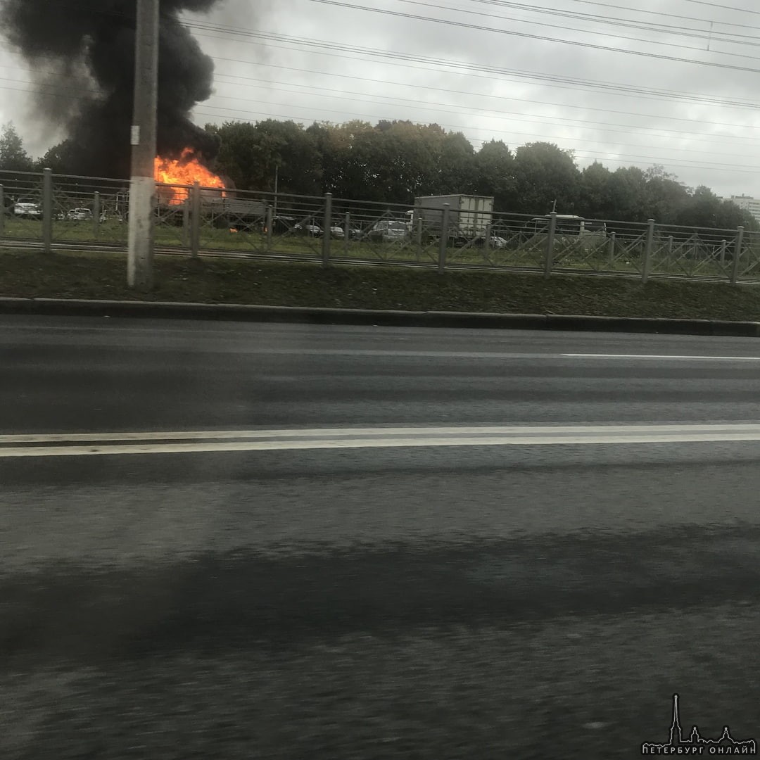 Взорвалась фура на стоянке у Южно- Приморского парка.