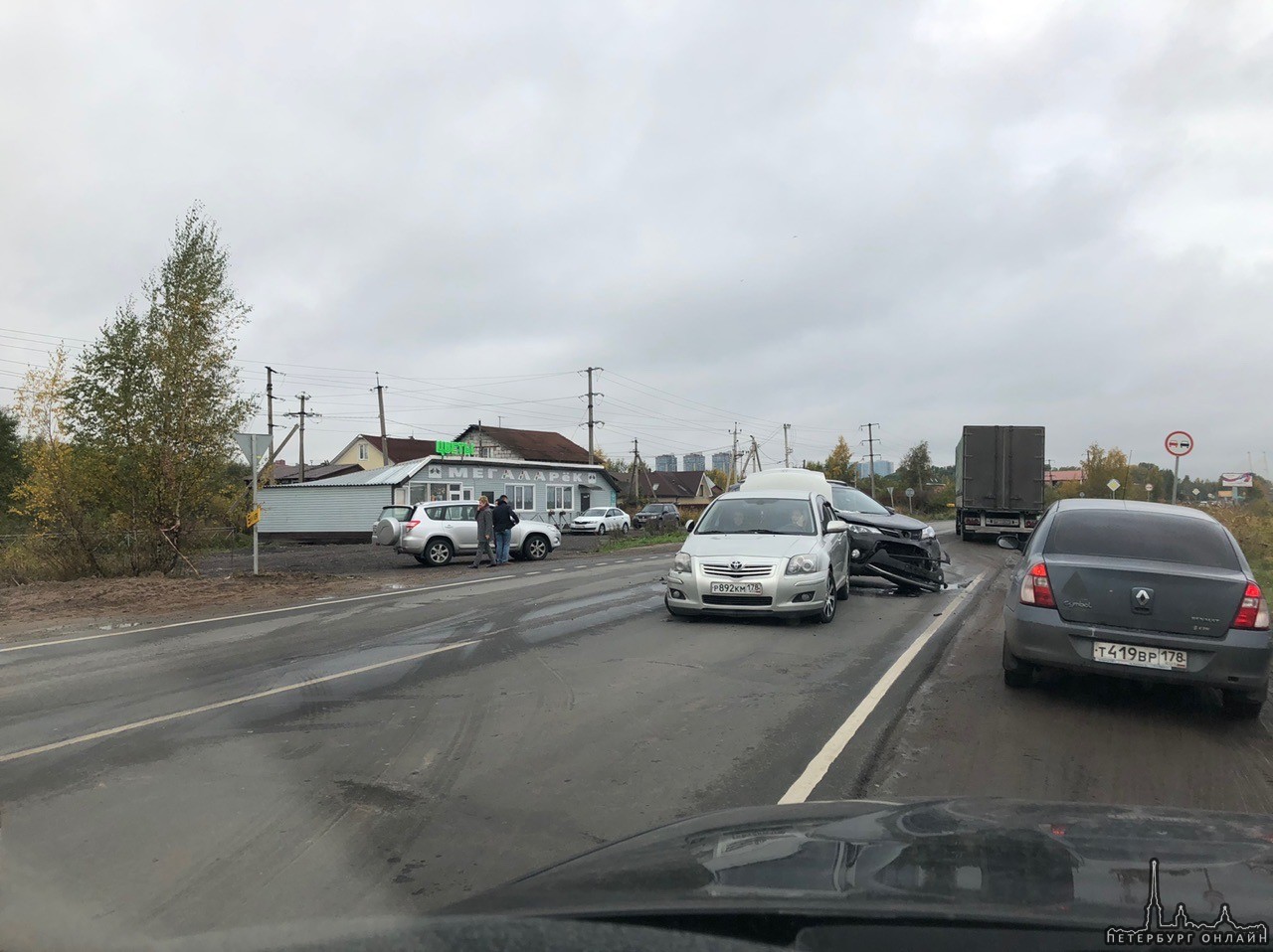 Ситуацию на подъездах к вантовому мосту еще больше усугубили две Тойоты, сошедшиеся в клинче на ровн...