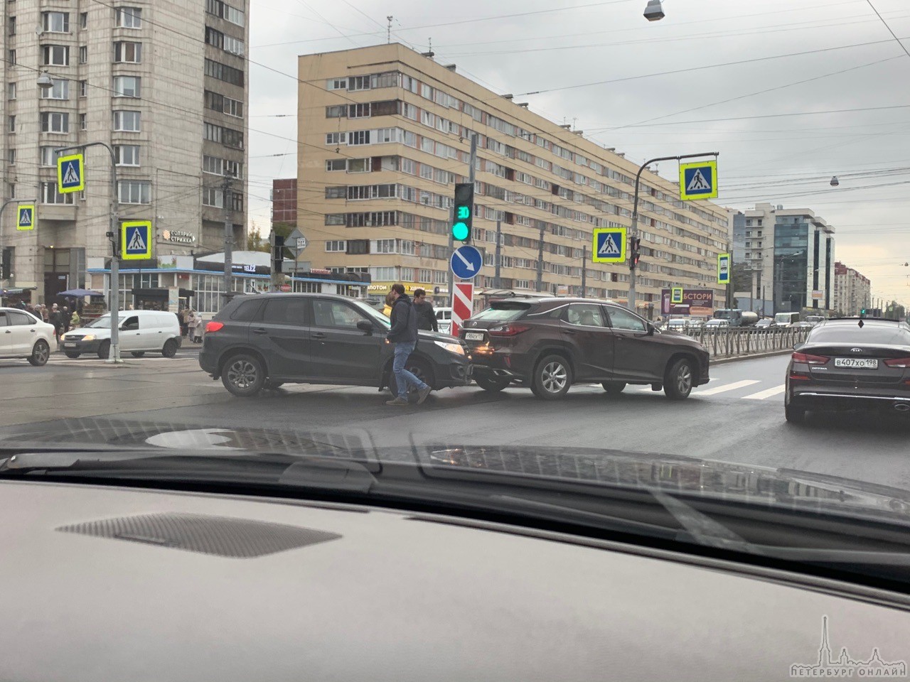 Suzuki приехал в Lexus при развороте на перекрёстке Наличной и Новосмоленской
