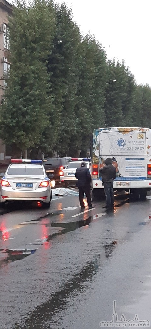 На Говорова напротив Ленты автобус сбил насмерть человека на пешеходном... лежит накрытым, автобус с...