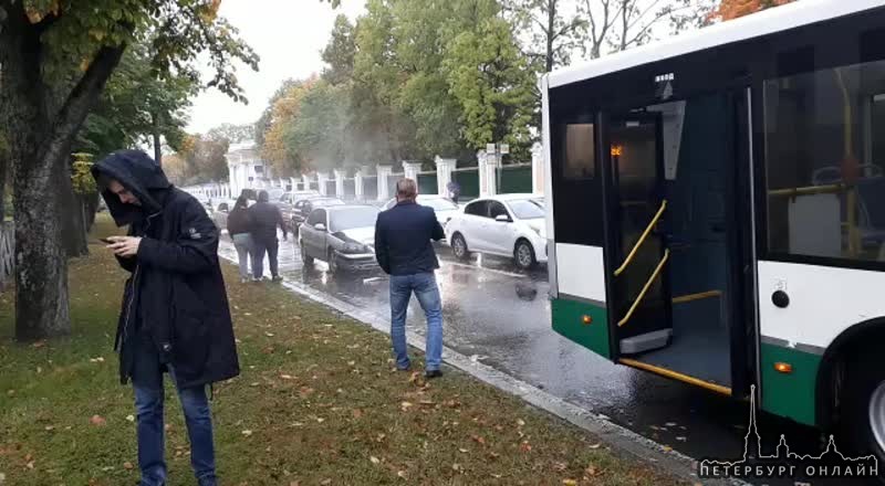 В Новом Петергофе, Peugeot влетел в зад 210 автобусу (направление в город). Вроде никто сильно не постр...