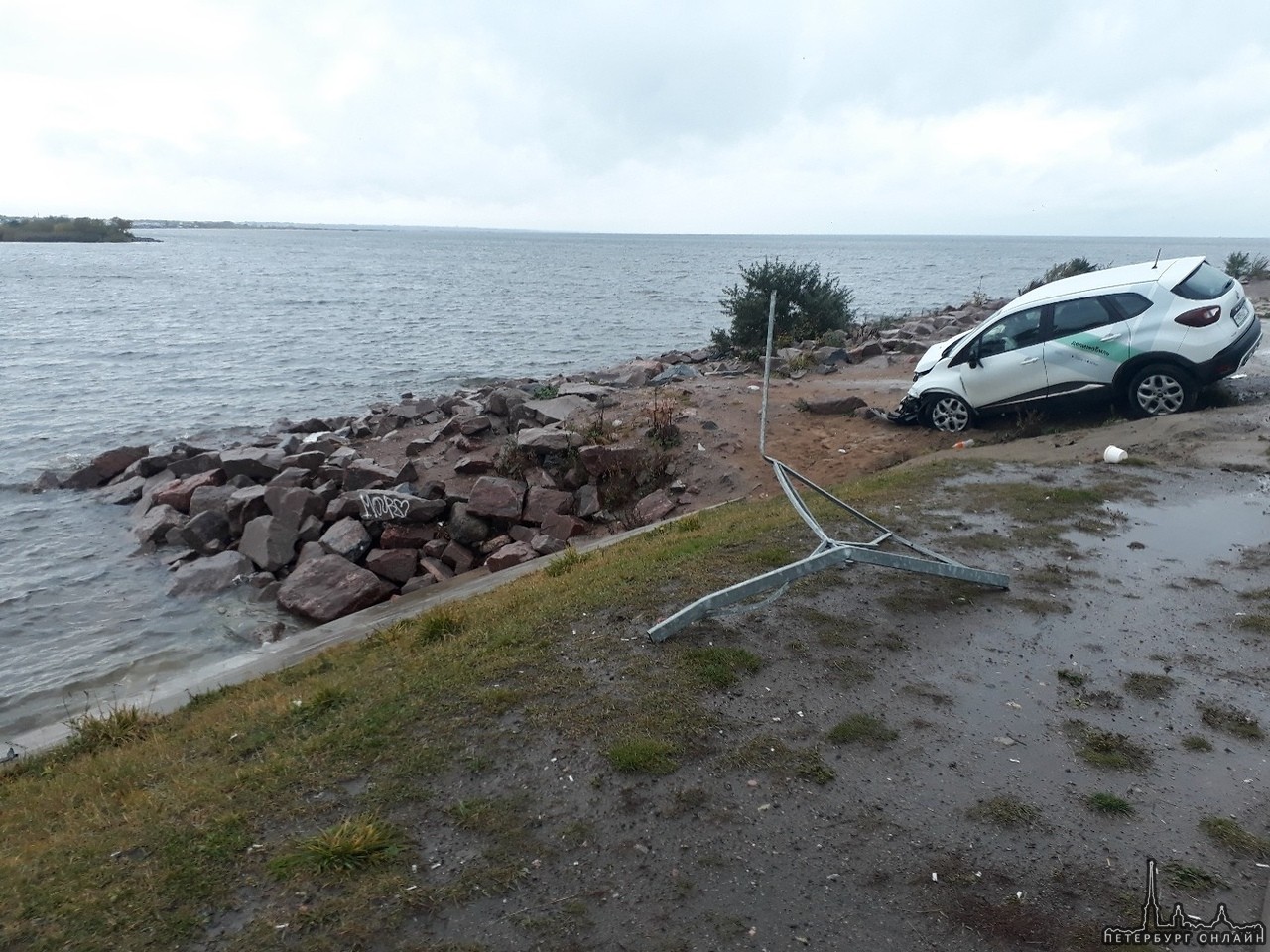 Где можно подъехать на машине. Финский залив Маршала Казакова. Балтийский бульвар прямо на берегу финского залива. Автомобиль на финском заливе. Финский залив на машине.