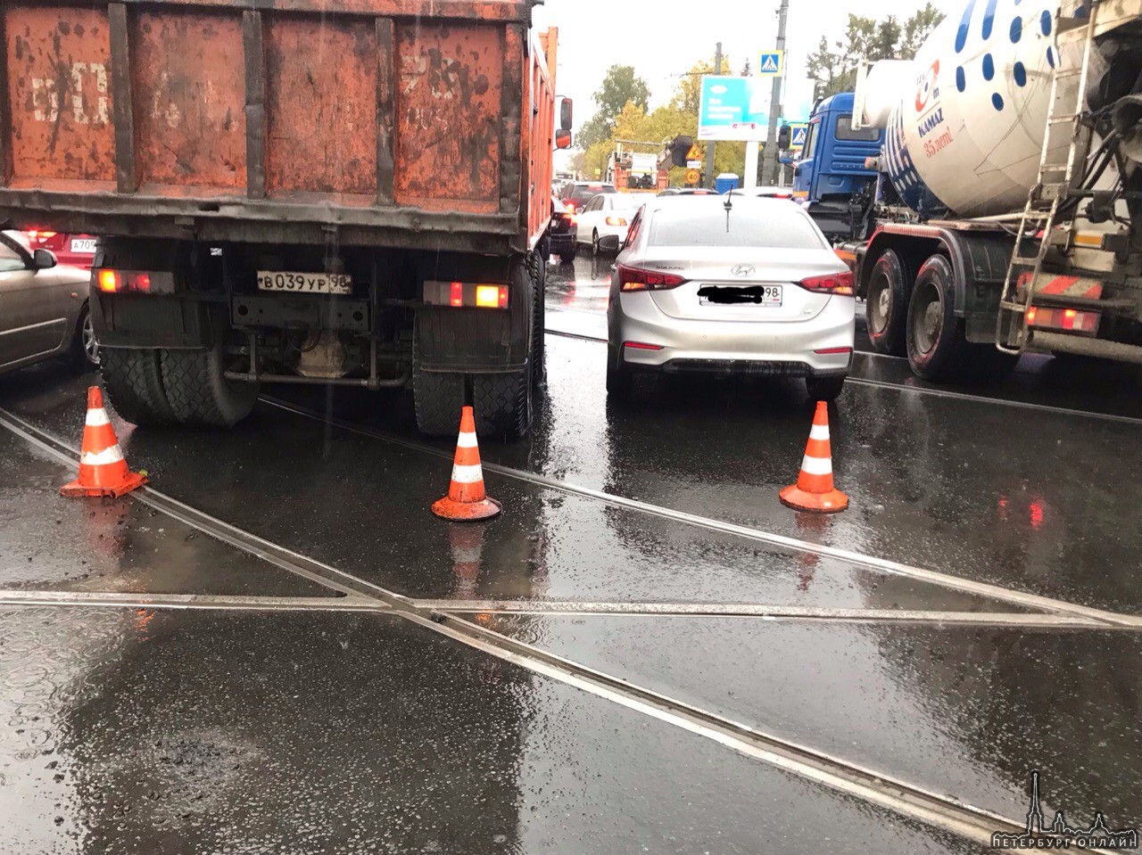 На Светлановской площади, в сторону центра самосвал встретил hyundai. Если кто-то видел или есть запи...