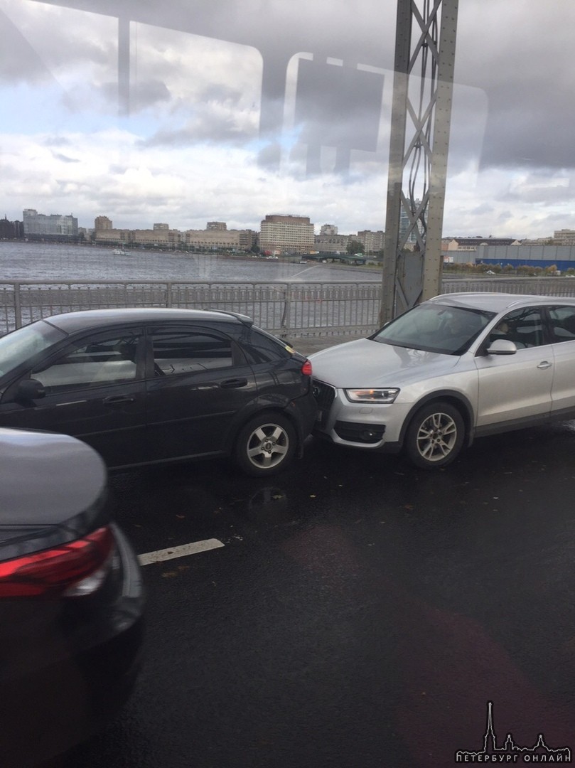 Авария на Большеохтенском мосту в сторону Тульской, в правом ряду. Audi бортанула Шевролюху,пробка о...