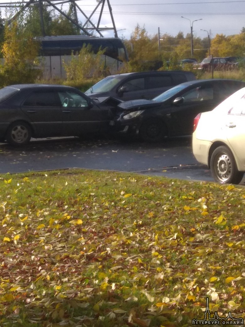 Mazda и Mercedes сошлись в лобовом на улице Передовиков, у перекрестка с Косыгина.