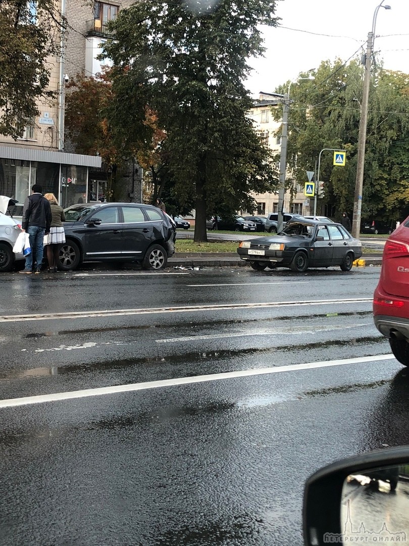 Дтп напротив дома 8 по Ланскому шоссе. Судя по Ладе занесло на повороте и он правым боком влетел в ...