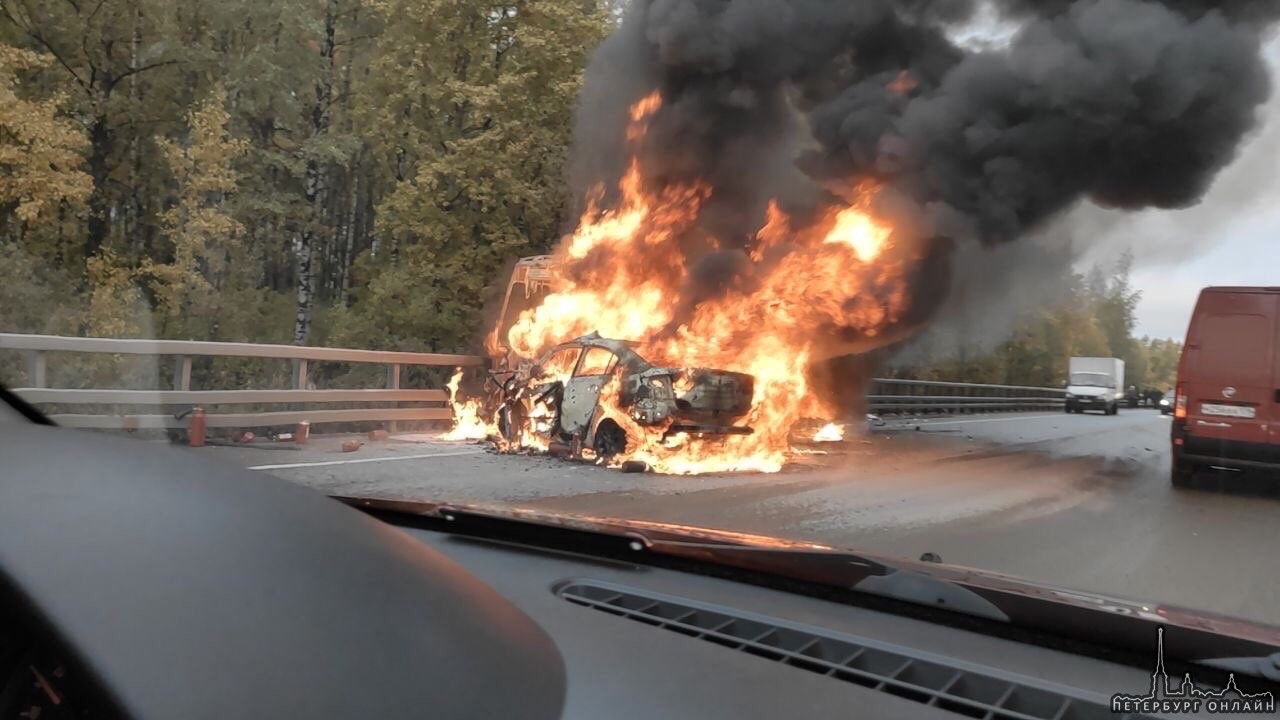 Легковушка и автобус столкнулись на Волхонском шоссе. В результате аварии легковой автомобиль загоре...